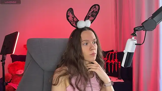 Snapshot of DivineBite chatting on 10/02/25, 01:29 DivineBite online show from 10/02/25, 01:29