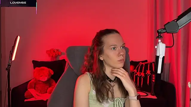 Snapshot of DivineBite chatting on 10/09/25, 05:00 DivineBite online show from 10/09/25, 05:00