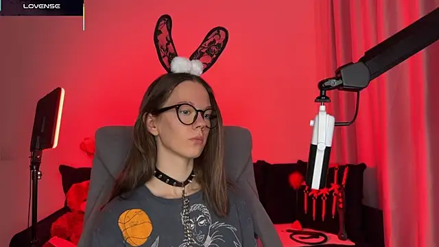 Snapshot of DivineBite chatting on 10/18/25, 03:24 DivineBite online show from 10/18/25, 03:24