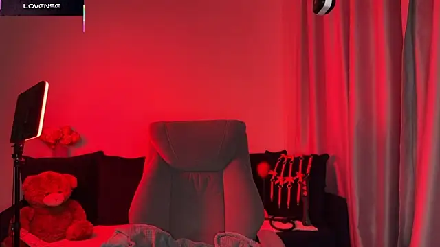 Snapshot of DivineBite chatting on 10/20/25, 04:07 DivineBite online show from 10/20/25, 04:07