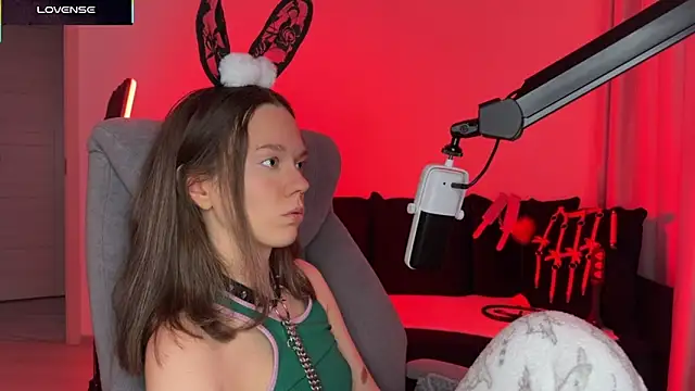 Snapshot of DivineBite chatting on 10/27/25, 12:20 DivineBite online show from 10/27/25, 12:20