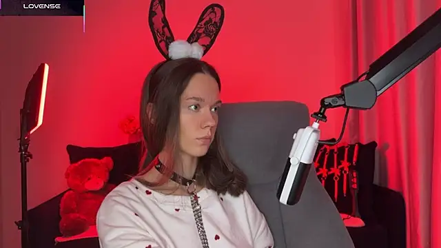 Snapshot of DivineBite chatting on 10/29/25, 03:14 DivineBite online show from 10/29/25, 03:14