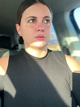 Snapshot of Samantha_official chatting on 12/18/25, 08:31 Samantha official online show from 12/18/25, 08:31