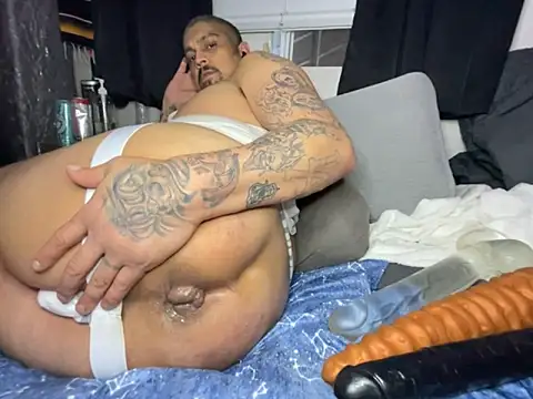 Snapshot of Vision1285 chatting on 12/01/25, 12:04 Vision1285 online show from 12/01/25, 12:04