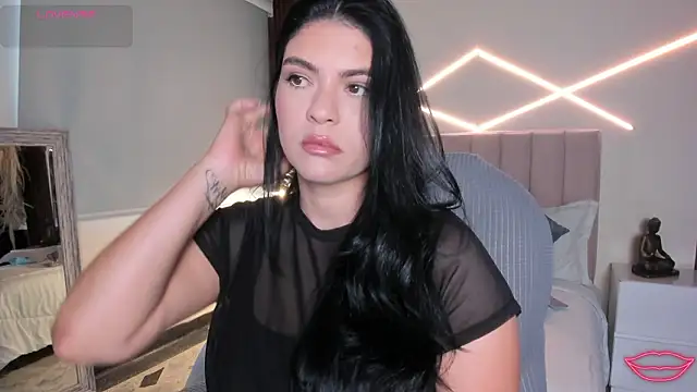 Snapshot of Veronicalanx1 chatting on 03/05/26, 12:01 Veronicalanx1 online show from 03/05/26, 12:01