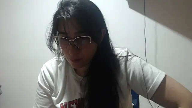 Snapshot of andreaisis2 chatting on 05/19/26, 01:33 andreaisis2 online show from 05/19/26, 01:33