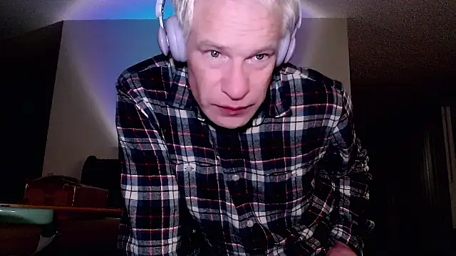 Snarfle82 online show from 10/26/25, 04:40