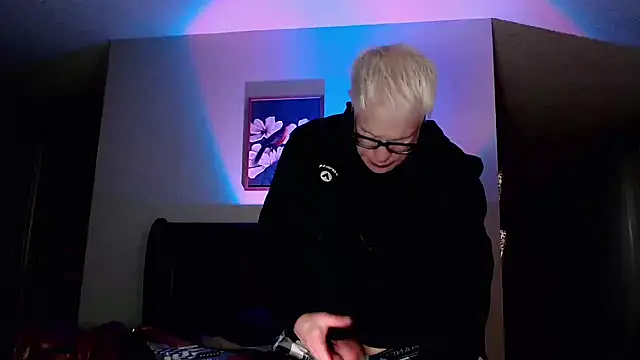 Snarfle82 online show from 11/13/25, 01:04