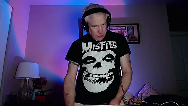 Snarfle82 online show from 11/20/25, 01:11