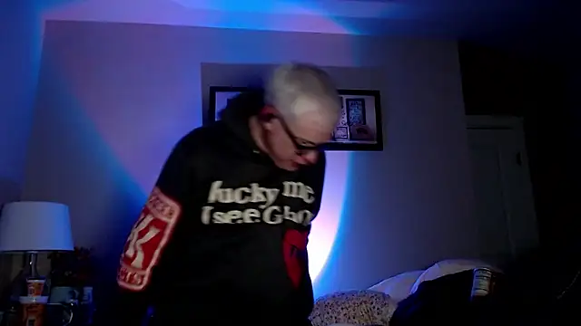 Snarfle82 online show from 11/27/25, 08:38