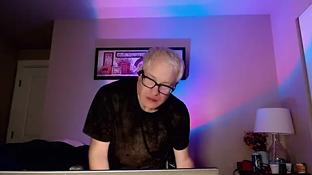 Snarfle82 online show from 11/30/25, 07:56