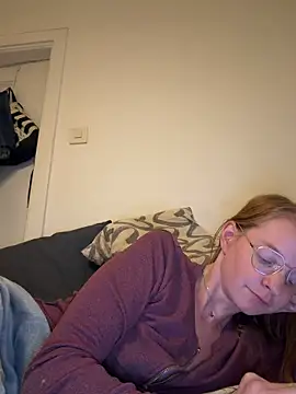 Snapshot of jannis1992 chatting on 04/21/26, 01:42 jannis1992 online show from 04/21/26, 01:42