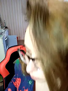 Snapshot of DienkaGreen chatting on 01/12/25, 08:04 DienkaGreen online show from 01/12/25, 08:04