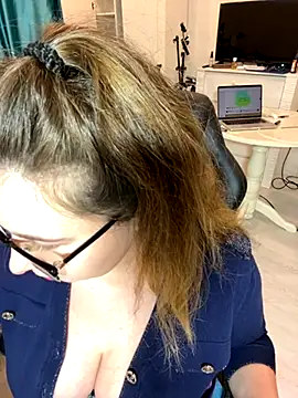 Snapshot of DienkaGreen chatting on 11/16/25, 06:35 DienkaGreen online show from 11/16/25, 06:35