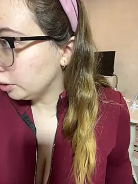 Snapshot of DienkaGreen chatting on 11/20/25, 04:23 DienkaGreen online show from 11/20/25, 04:23