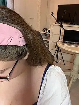 Snapshot of DienkaGreen chatting on 11/26/25, 08:37 DienkaGreen online show from 11/26/25, 08:37