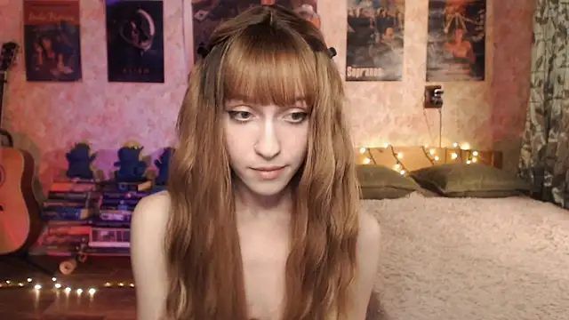 Snapshot of Friendly_Ellie chatting on 12/04/24, 01:20 Friendly Ellie online show from 12/04/24, 01:20