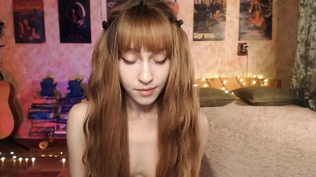 Snapshot of Friendly_Ellie chatting on 12/19/24, 03:18 Friendly Ellie online show from 12/19/24, 03:18