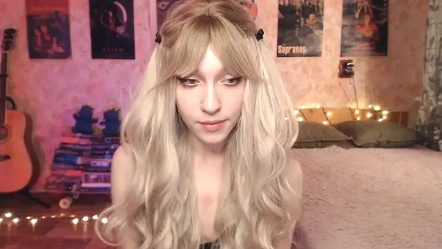 Snapshot of Friendly_Ellie chatting on 01/10/25, 12:27 Friendly Ellie online show from 01/10/25, 12:27