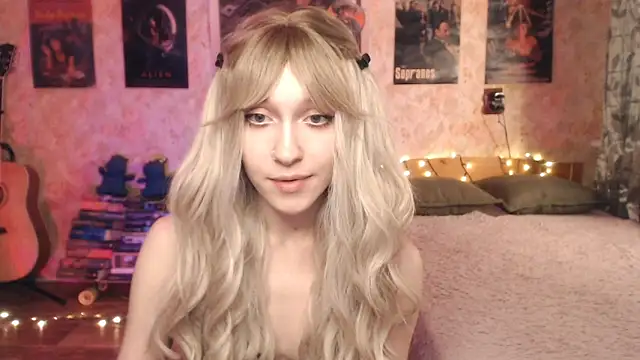 Snapshot of Friendly_Ellie chatting on 01/10/25, 03:29 Friendly Ellie online show from 01/10/25, 03:29