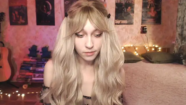 Snapshot of Friendly_Ellie chatting on 01/11/25, 12:12 Friendly Ellie online show from 01/11/25, 12:12