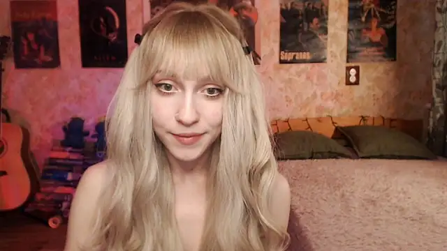 Snapshot of Friendly_Ellie chatting on 03/12/25, 02:20 Friendly Ellie online show from 03/12/25, 02:20