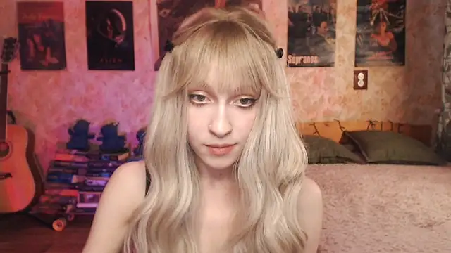Snapshot of Friendly_Ellie chatting on 03/13/25, 03:22 Friendly Ellie online show from 03/13/25, 03:22