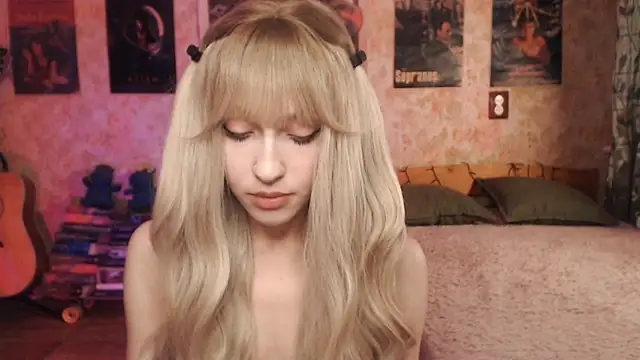 Snapshot of Friendly_Ellie chatting on 03/16/25, 12:12 Friendly Ellie online show from 03/16/25, 12:12