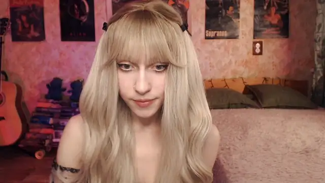 Snapshot of Friendly_Ellie chatting on 03/18/25, 12:14 Friendly Ellie online show from 03/18/25, 12:14