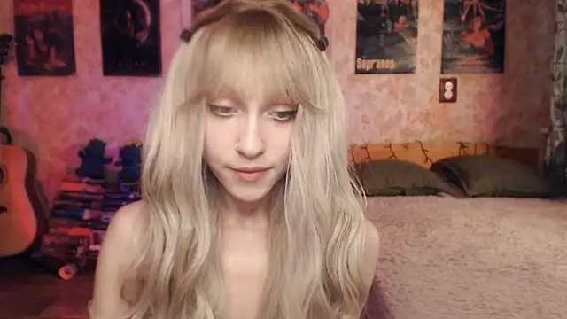 Snapshot of Friendly_Ellie chatting on 03/21/25, 03:22 Friendly Ellie online show from 03/21/25, 03:22