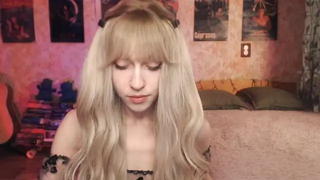 Snapshot of Friendly_Ellie chatting on 03/21/25, 11:12 Friendly Ellie online show from 03/21/25, 11:12