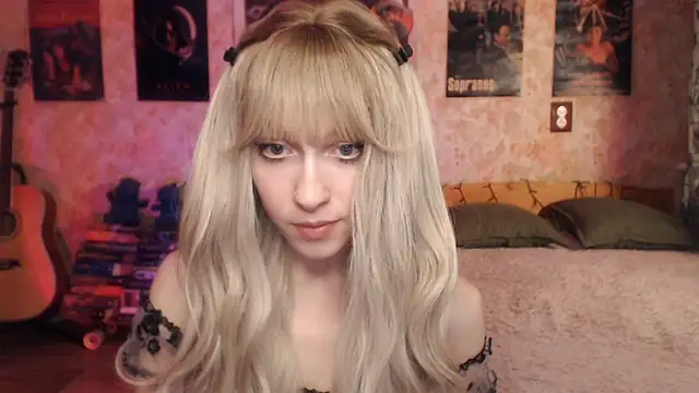 Snapshot of Friendly_Ellie chatting on 03/22/25, 01:19 Friendly Ellie online show from 03/22/25, 01:19