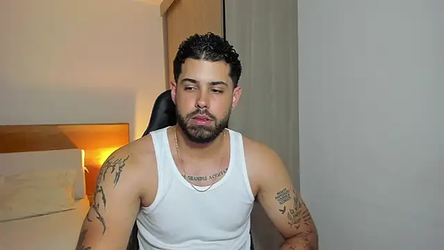 Snapshot of Justyn_Torres chatting on 01/04/25, 10:02 Justyn Torres online show from 01/04/25, 10:02