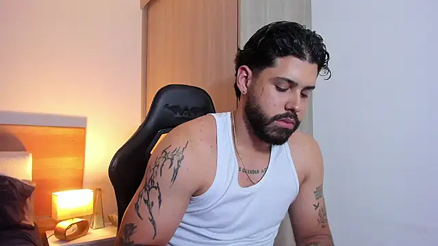 Snapshot of Justyn_Torres chatting on 03/11/25, 11:26 Justyn Torres online show from 03/11/25, 11:26