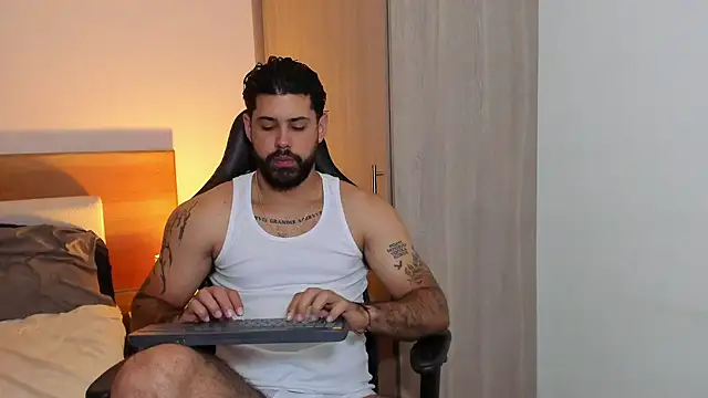 Snapshot of Justyn_Torres chatting on 03/13/25, 02:33 Justyn Torres online show from 03/13/25, 02:33