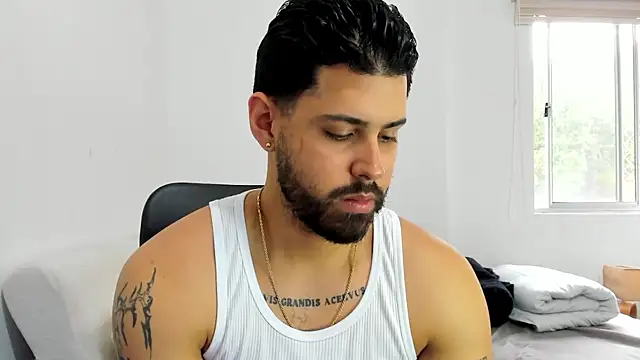 Snapshot of Justyn_Torres chatting on 10/22/25, 12:05 Justyn Torres online show from 10/22/25, 12:05