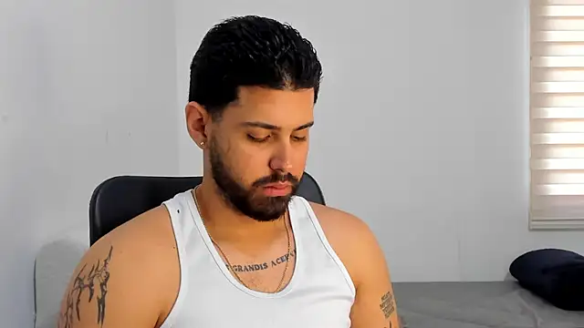 Snapshot of Justyn_Torres chatting on 10/24/25, 01:51 Justyn Torres online show from 10/24/25, 01:51