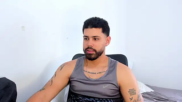 Snapshot of Justyn_Torres chatting on 10/29/25, 01:46 Justyn Torres online show from 10/29/25, 01:46