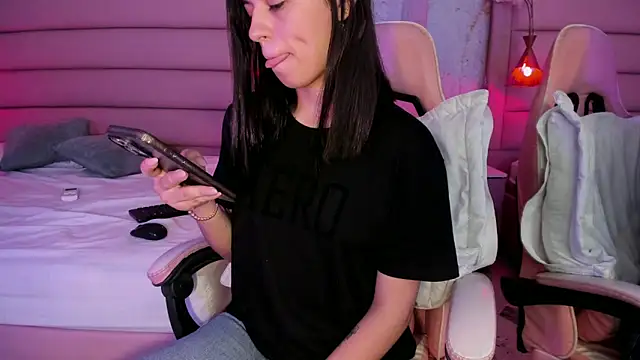 Snapshot of IvySanders1 chatting on 10/10/25, 01:10 IvySanders1 online show from 10/10/25, 01:10