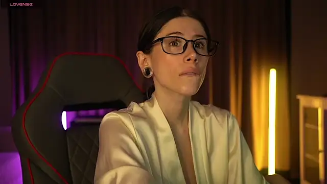 Snapshot of Your_Nicolett chatting on 12/17/25, 12:27 Your Nicolett online show from 12/17/25, 12:27