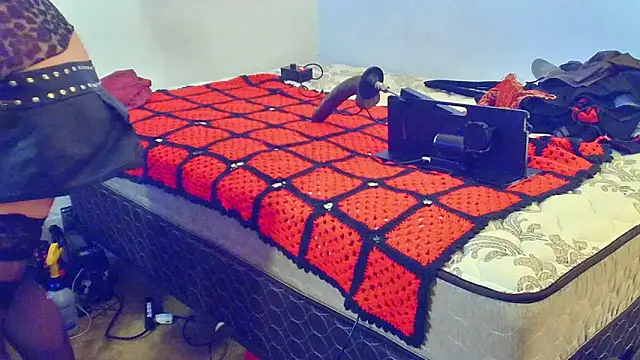 Snapshot of DoMeDoggyDiana chatting on 10/24/25, 12:56 DoMeDoggyDiana online show from 10/24/25, 12:56