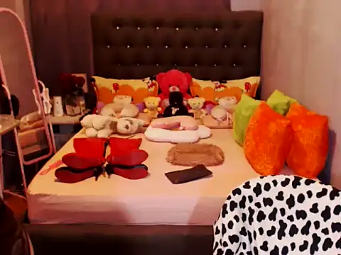 Snapshot of UnMarriedwifeTSX chatting on 12/18/25, 11:44 UnMarriedwifeTSX online show from 12/18/25, 11:44