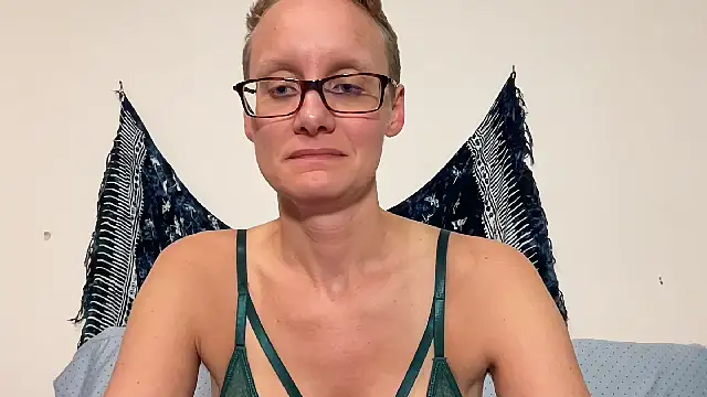 Snapshot of LeahWilde chatting on 01/03/25, 01:59 LeahWilde online show from 01/03/25, 01:59