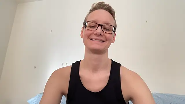 Snapshot of LeahWilde chatting on 02/14/25, 05:03 LeahWilde online show from 02/14/25, 05:03