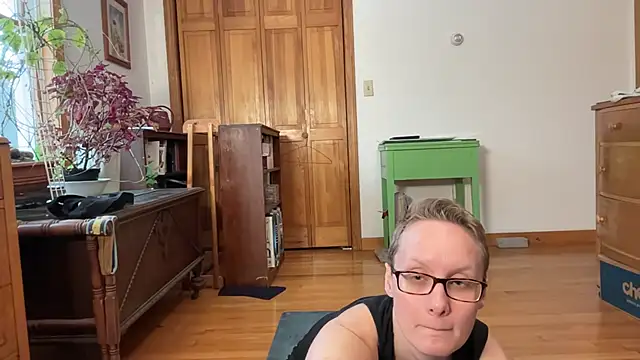 Snapshot of LeahWilde chatting on 02/16/25, 03:38 LeahWilde online show from 02/16/25, 03:38