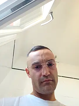 Snapshot of enricso chatting on 10/11/25, 11:42 enricso online show from 10/11/25, 11:42