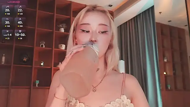 Snapshot of hyun_chia chatting on 04/21/26, 02:37 hyun chia online show from 04/21/26, 02:37