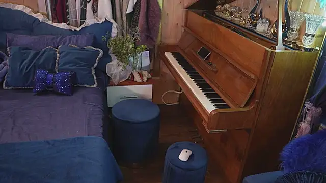 Snapshot of VanessaDoyle chatting on 11/04/25, 04:28 VanessaDoyle online show from 11/04/25, 04:28