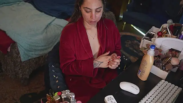 Snapshot of VanessaDoyle chatting on 11/11/25, 03:28 VanessaDoyle online show from 11/11/25, 03:28