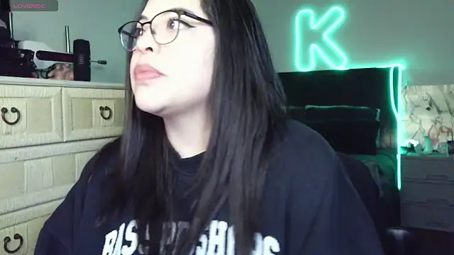 Snapshot of drizzypeach602 chatting on 03/18/26, 02:37 drizzypeach602 online show from 03/18/26, 02:37